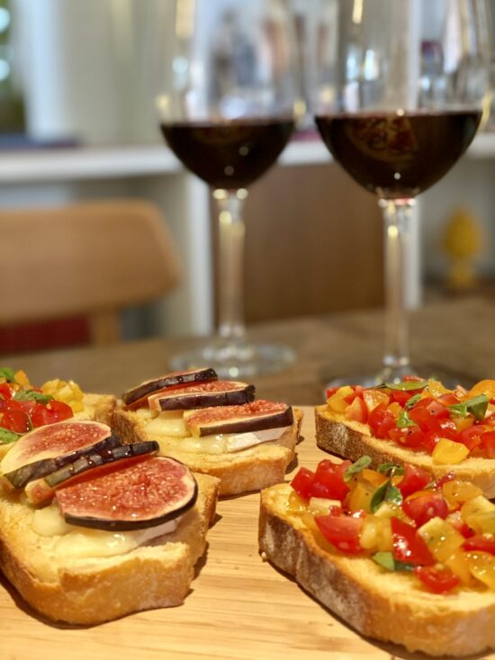 Bruschetta de tomate e de figo com Brie e mel