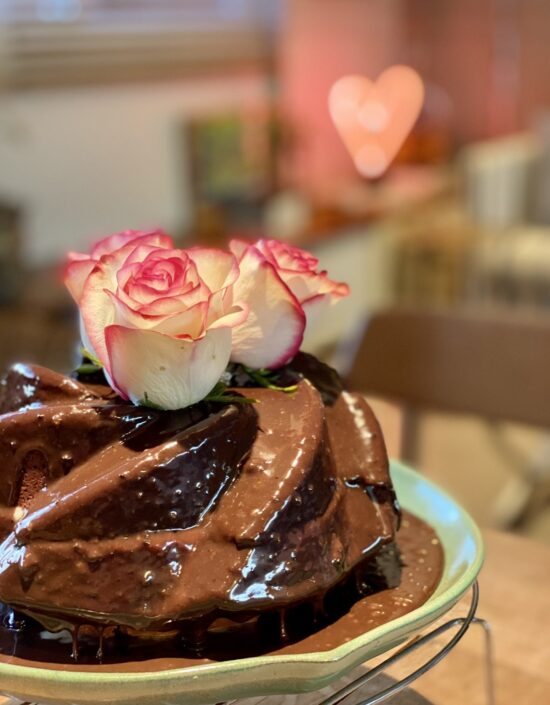 Bolo de chocolate com calda de brigadeiro