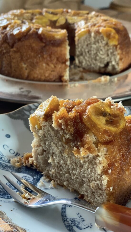 Bolo de banana com banana caramelizada