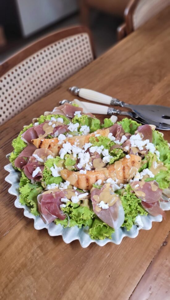 Salada de folhas verdes com melão grelhado, presunto cru e queijo de cabra