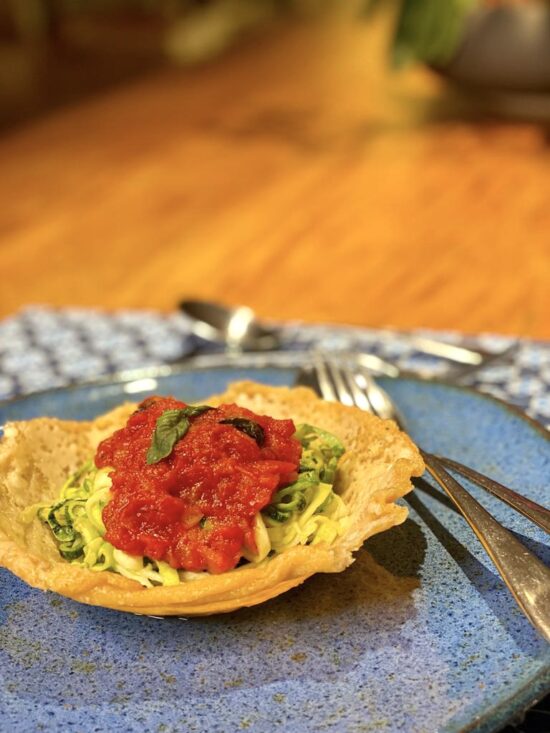 Espaguete de Abobrinha com Molho de Tomate Rústico na Cesta de Parmesão