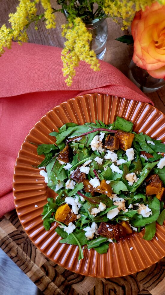 Salada de Folhas Verdes com Abóbora Assada e Queijo feta