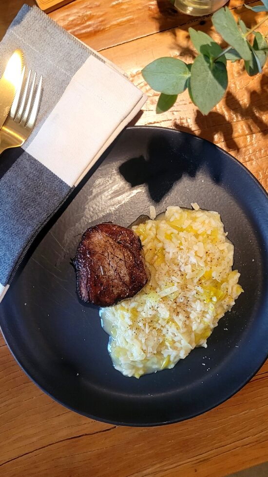 Risoto de Alho Porró na Pressão com Filé Mignon