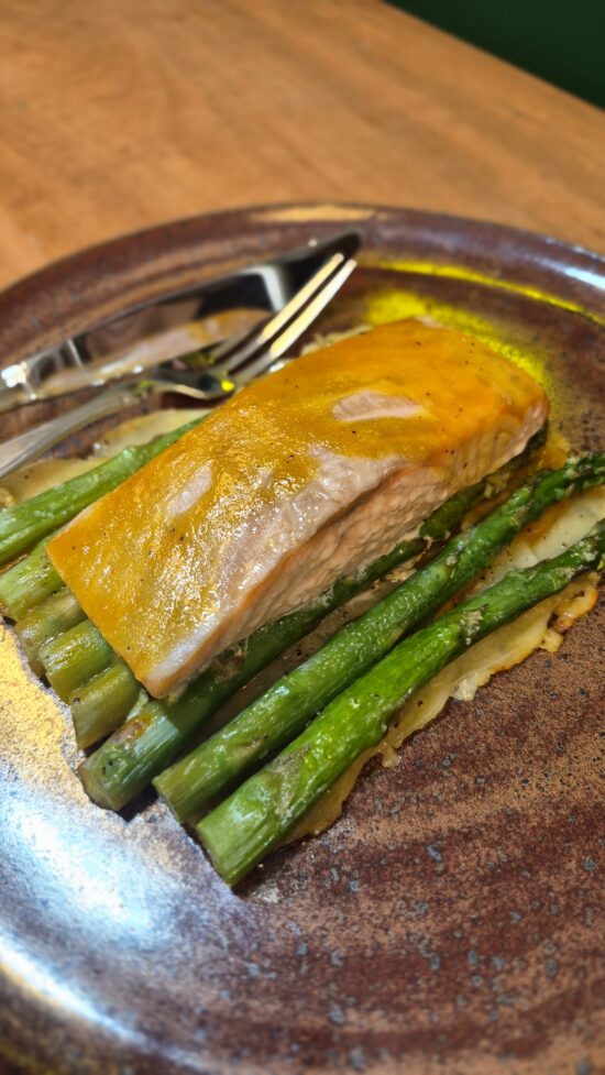 Salmon Assado com Aspargos e Batatas