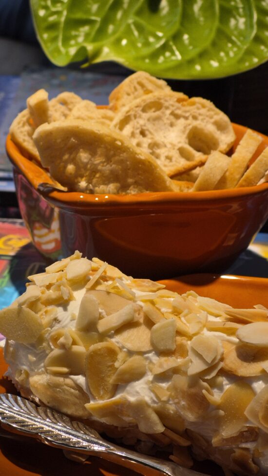 Patê crocante de Queijo de Cabra, Damasco e Amêndoas